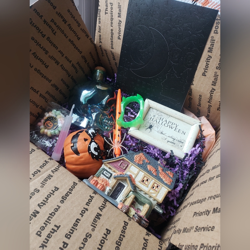 2nd Hand Medium Halloween Mystery Box *limited quantity* - Picture 2 of 3